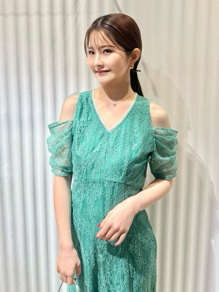 グレー系のストール/ショールを着用したレディースの冬コーディネートの5枚目の写真