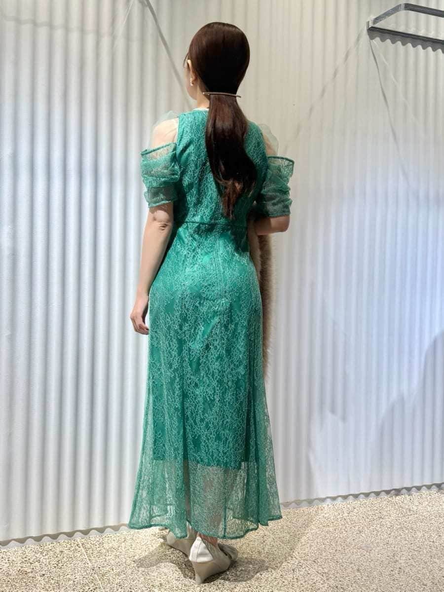 グレー系のストール/ショールを着用したレディースの冬コーディネートの2枚目の写真