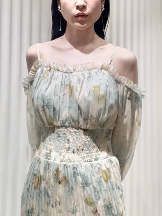 グリーン系のワンピース、ホワイト系のショルダーバッグ、ブラウン系のローファーを着用したレディースの冬コーディネートの4枚目の写真