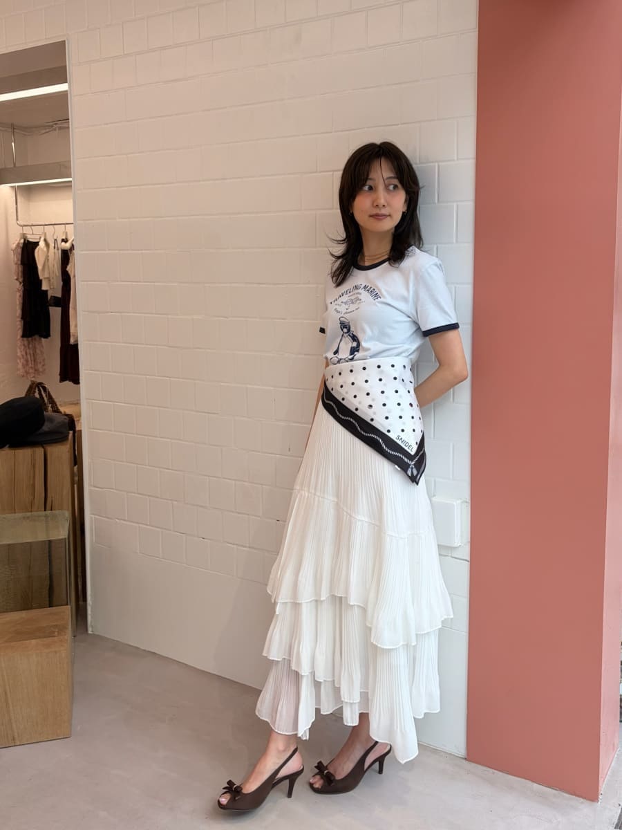 ホワイト系のスカート、ブルー系のTシャツ/カットソー、その他のバンダナ/スカーフを着用したレディースの夏コーディネートの2枚目の写真