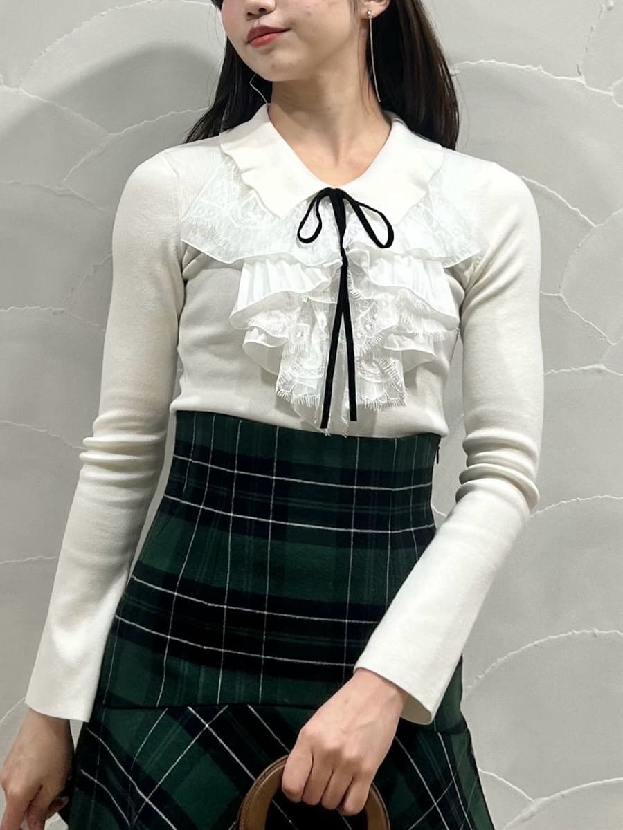 その他のその他パンツ、ホワイト系のニット/セーター、ホワイト系のハンドバッグを着用したレディースの秋コーディネートの3枚目の写真