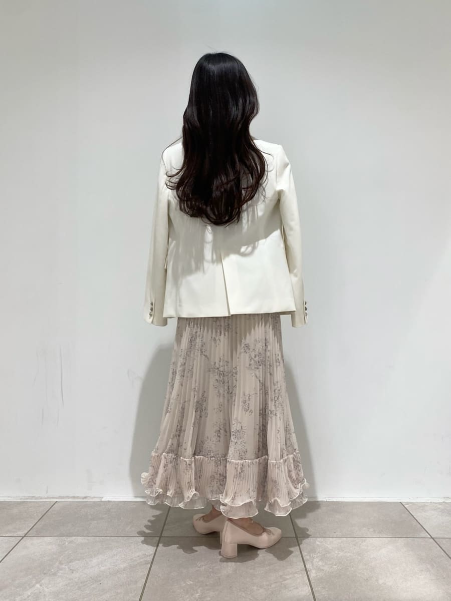 ホワイト系のテーラードジャケット、ホワイト系のショルダーバッグ、ピンク系のパンプスを着用したレディースの春コーディネートの2枚目の写真