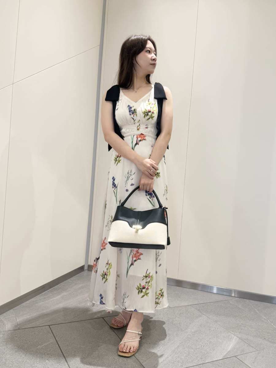 ホワイト系のワンピース、その他のハンドバッグ、その他のサンダルを着用したレディースの夏コーディネートの3枚目の写真