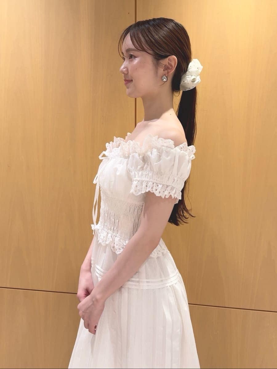 ホワイト系のワンピース、ブラウン系のサンダル、ブラウン系のトートバッグを着用したレディースの夏コーディネートの5枚目の写真
