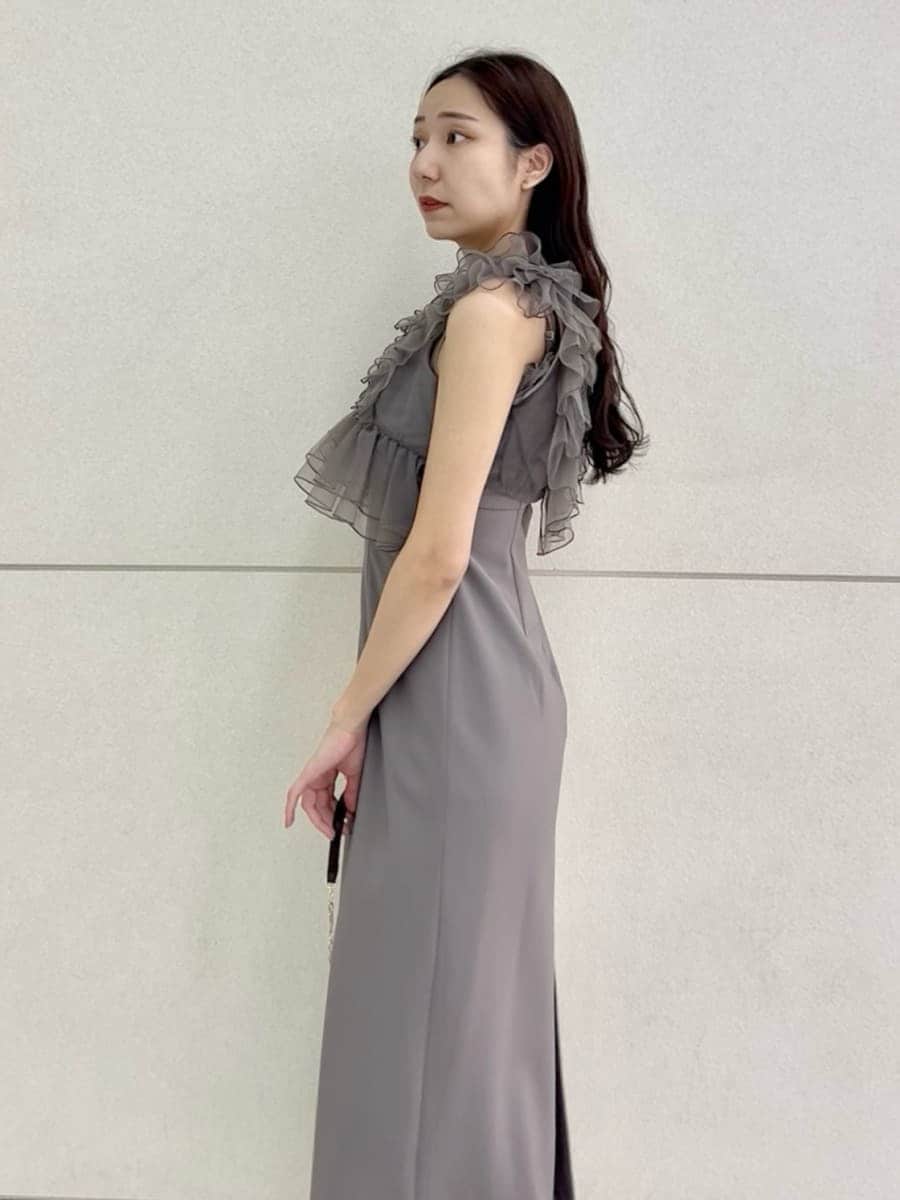 ブラウン系のパンプス、グレー系のドレスを着用したレディースの春コーディネートの6枚目の写真