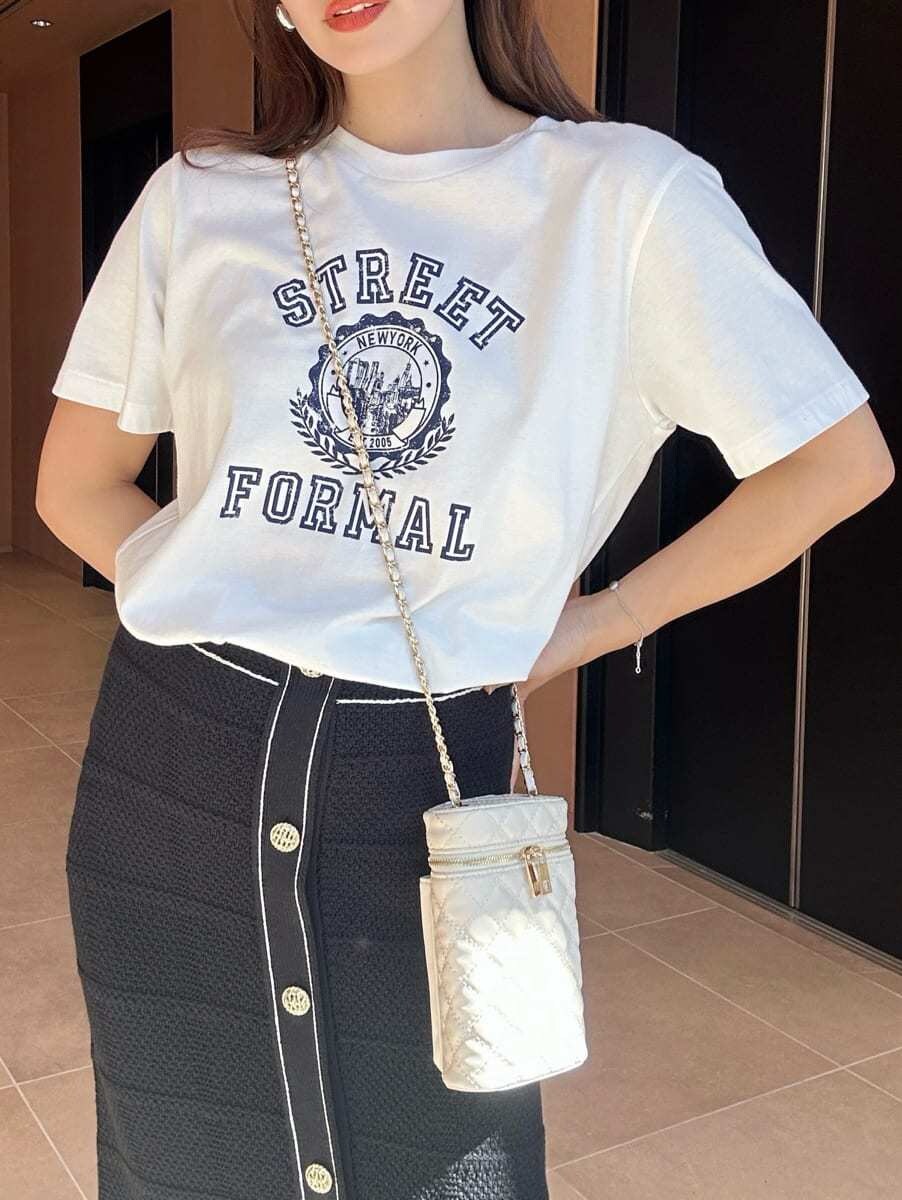 ホワイト系のTシャツ/カットソー、ブルー系のスカート、ホワイト系のショルダーバッグを着用したレディースの夏コーディネートの2枚目の写真