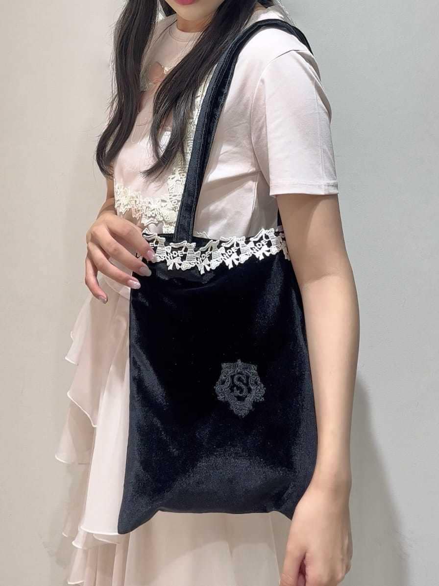 ブラック系のサンダル、ホワイト系のスカート、ピンク系のTシャツ/カットソーを着用したレディースの夏コーディネートの4枚目の写真
