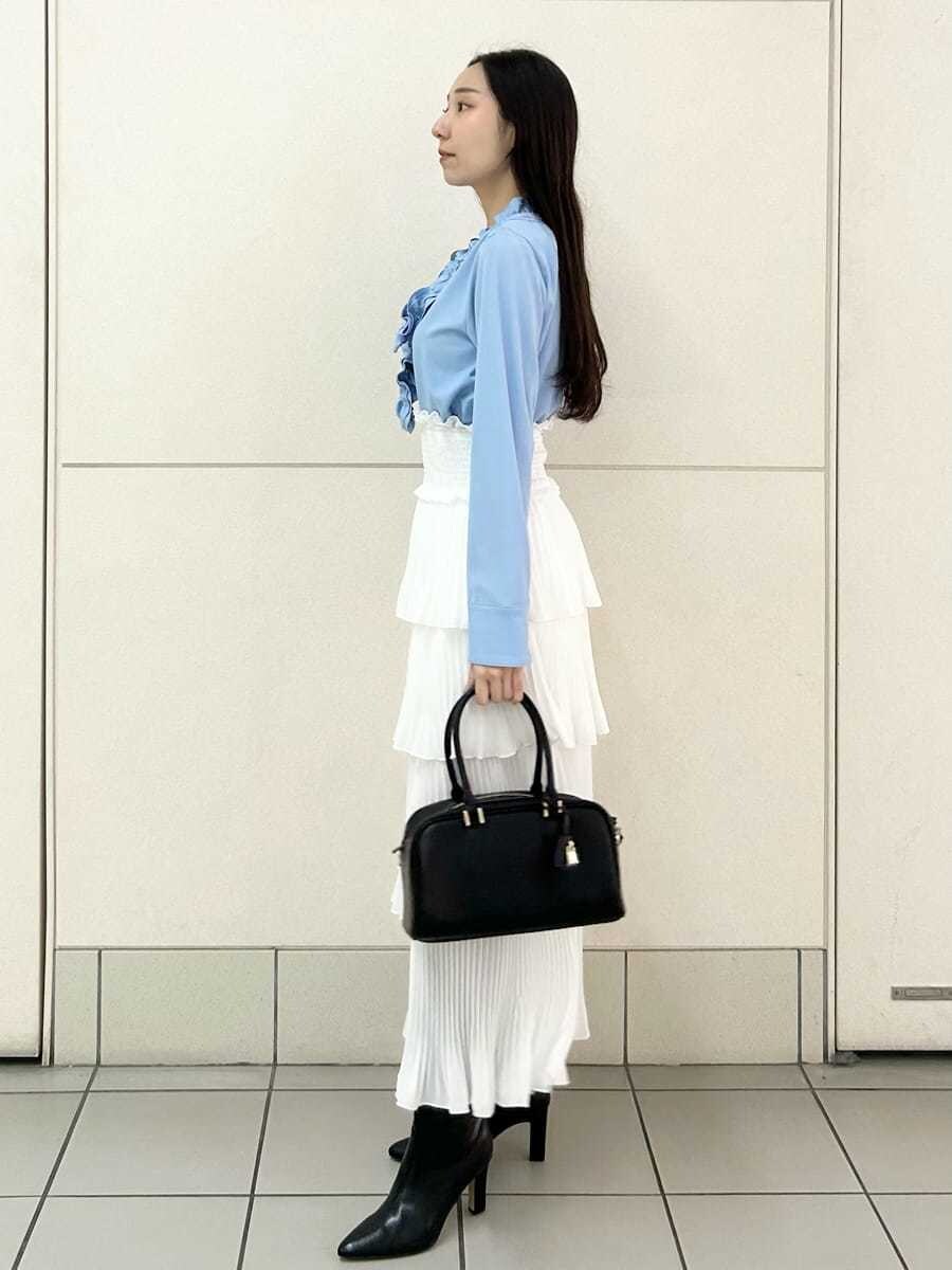 ブラック系のブーツ、ブルー系のシャツ/ブラウス、ホワイト系のスカートを着用したレディースの冬コーディネートの3枚目の写真