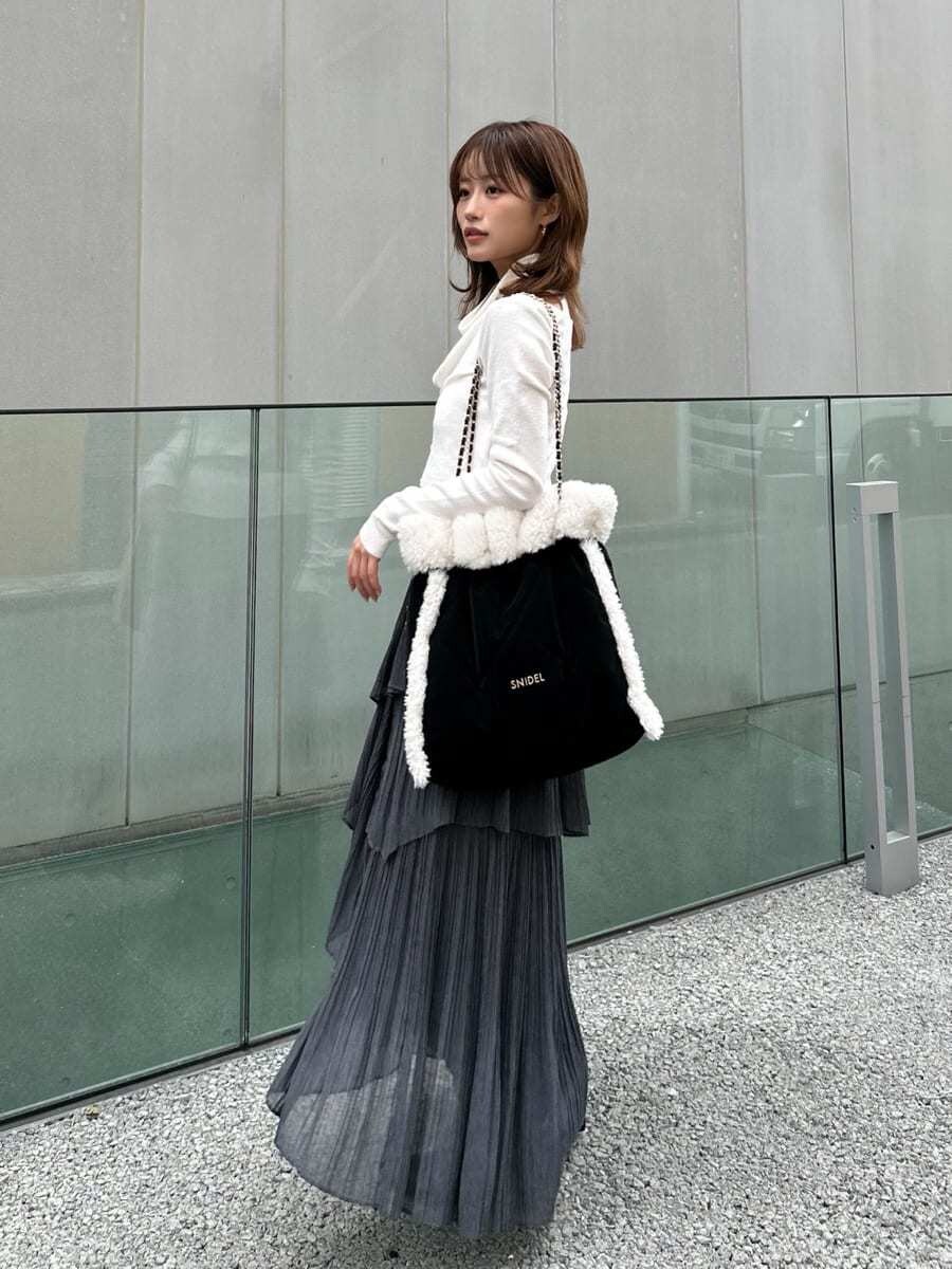 ホワイト系のニット/セーター、その他のスカート、ブラック系のブーツを着用したレディースの秋コーディネートの3枚目の写真