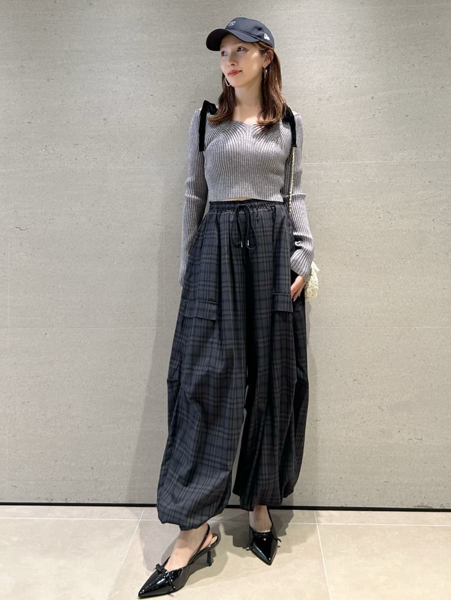 グレー系のニット/セーター、ブルー系のその他パンツ、ブラック系のショルダーバッグを着用したレディースの秋コーディネートの5枚目の写真