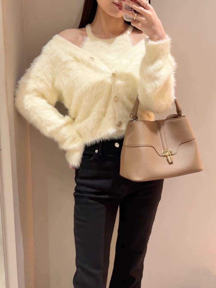 イエロー系のニット/セーター、ブラック系のその他パンツ、イエロー系のハンドバッグを着用したレディースの秋コーディネートの6枚目の写真