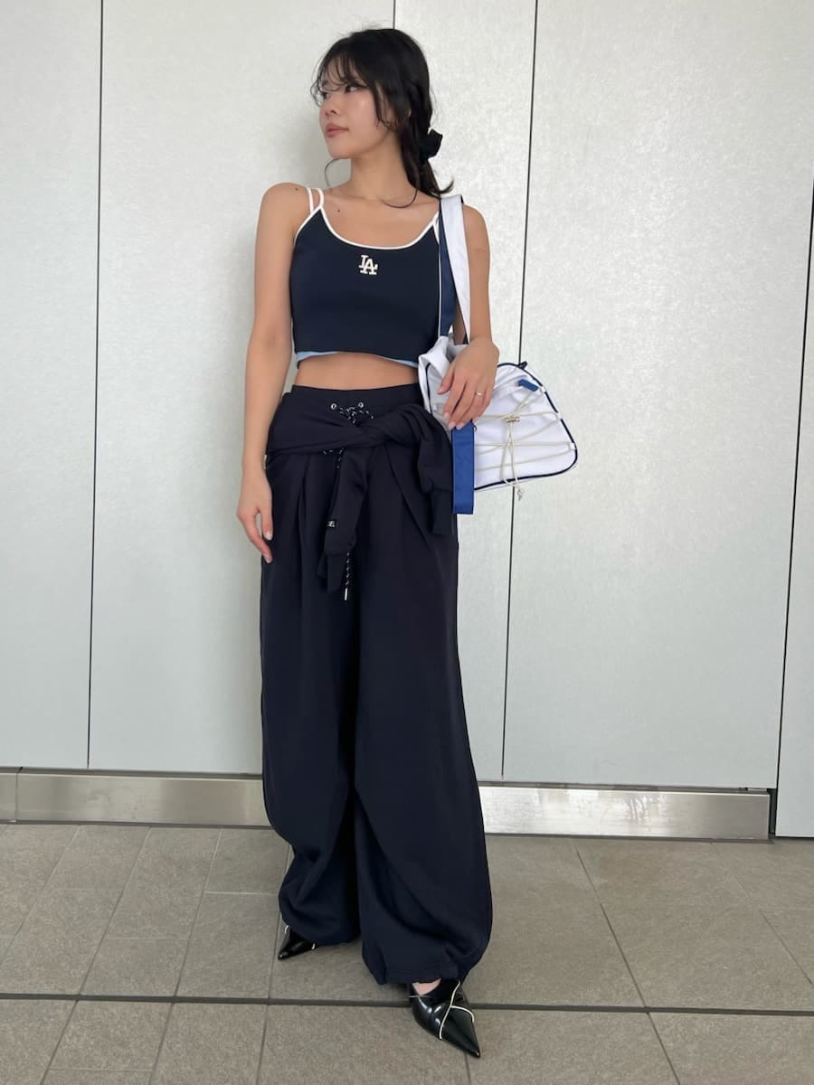 ブルー系のその他パンツ、ブルー系のパーカー、ブルー系のキャミソールを着用したレディースの春コーディネートの5枚目の写真