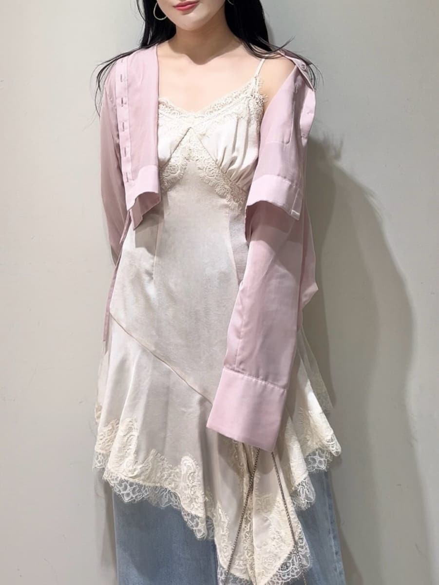 ブルー系のデニムパンツ、ブラック系のサンダル、ピンク系のシャツ/ブラウスを着用したレディースの夏コーディネートの3枚目の写真