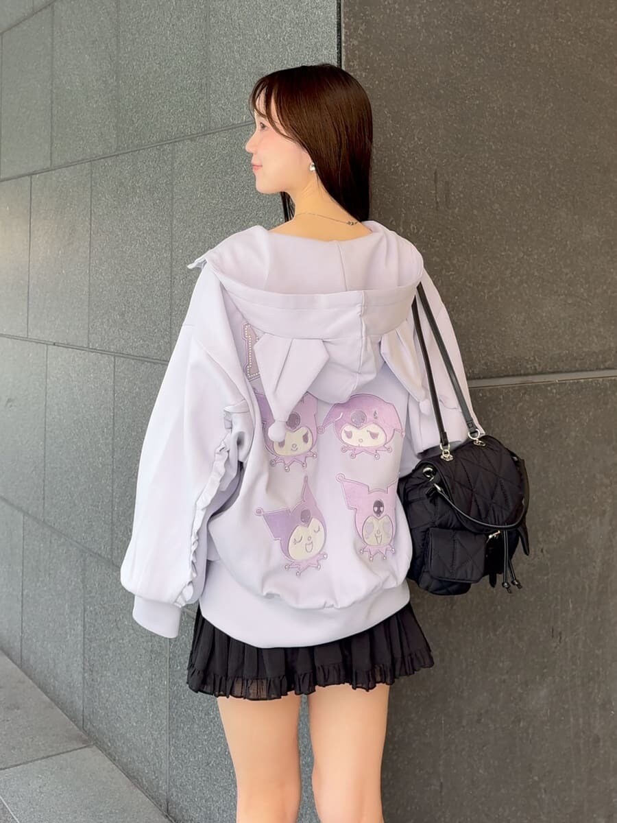 ブラック系のその他パンツ、ブラック系のブーツ、ブラック系のバックパック/リュックを着用したレディースの夏コーディネートの7枚目の写真