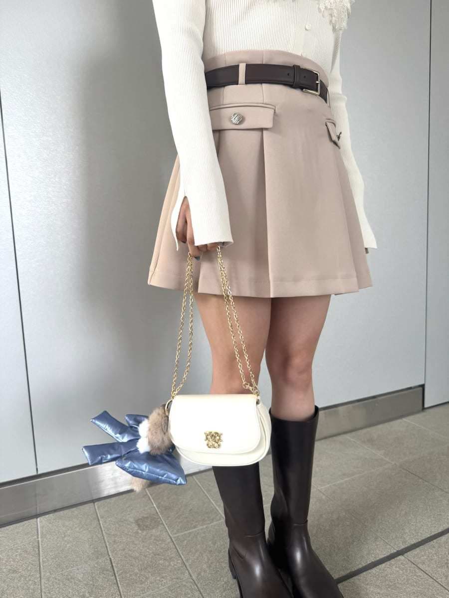 ベージュ系のスカート、ホワイト系のショルダーバッグ、ベージュ系のキーケース/キーアクセサリーを着用したレディースの冬コーディネートの6枚目の写真