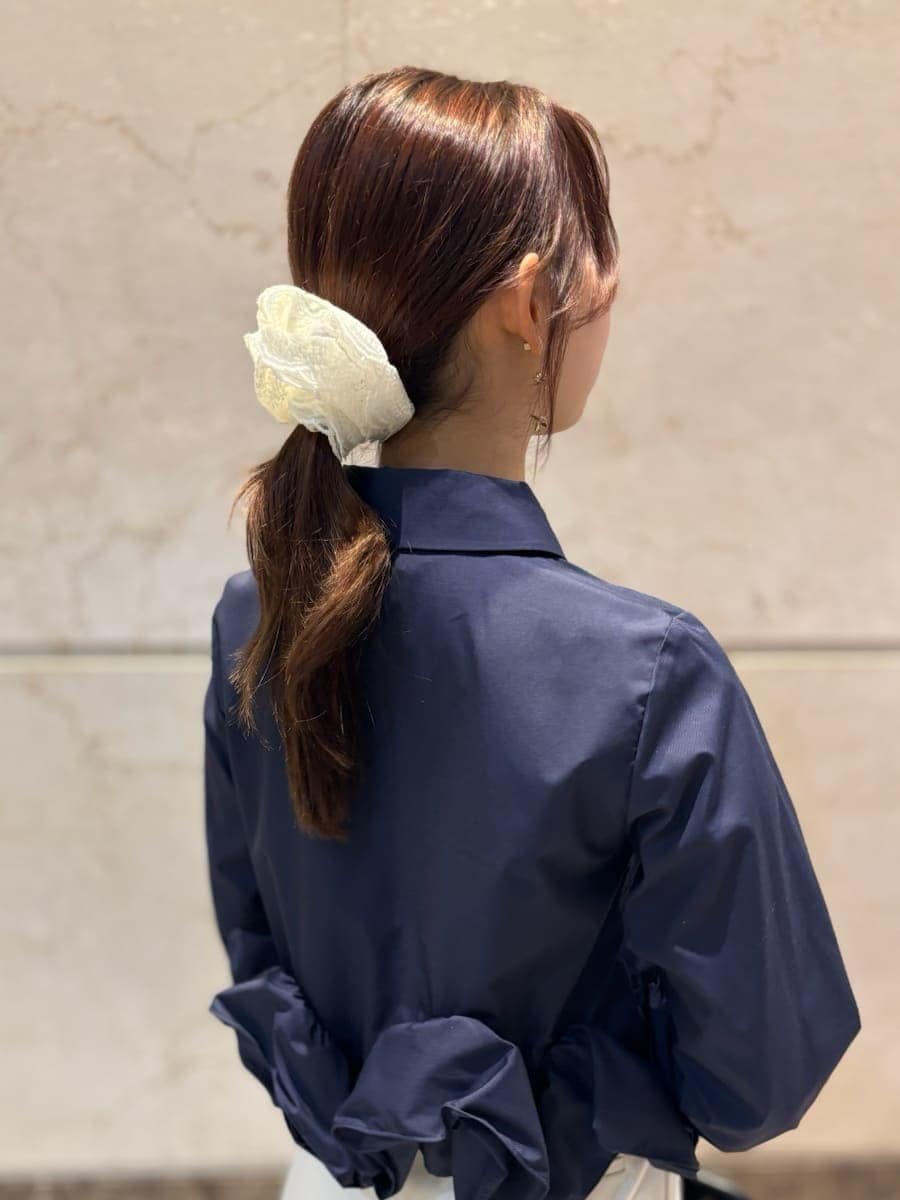 ホワイト系のその他パンツ、ブルー系のシャツ/ブラウス、ブラック系のパンプスを着用したレディースの冬コーディネートの8枚目の写真