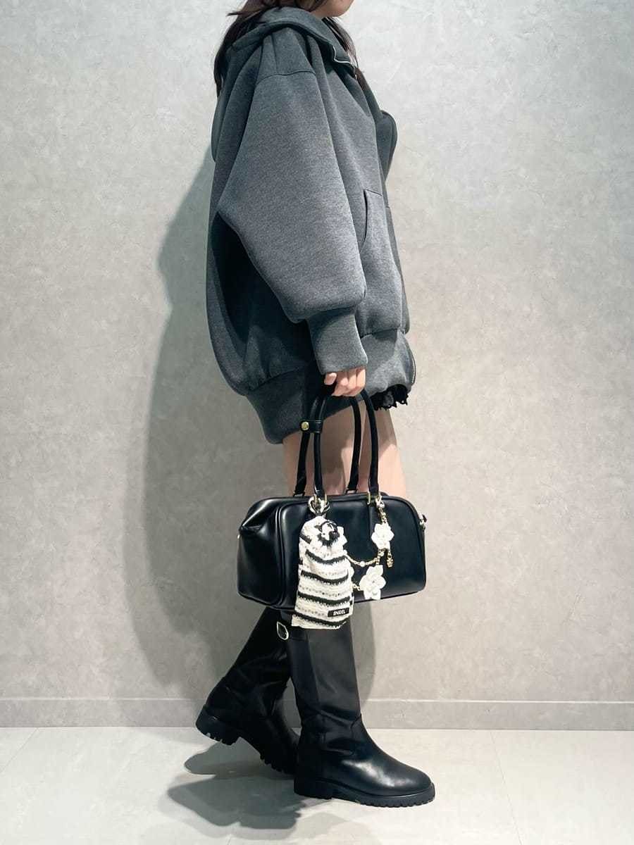 ブラック系のその他パンツ、ブラック系のボストンバッグ、グレー系のワンピースを着用したレディースの春コーディネートの5枚目の写真