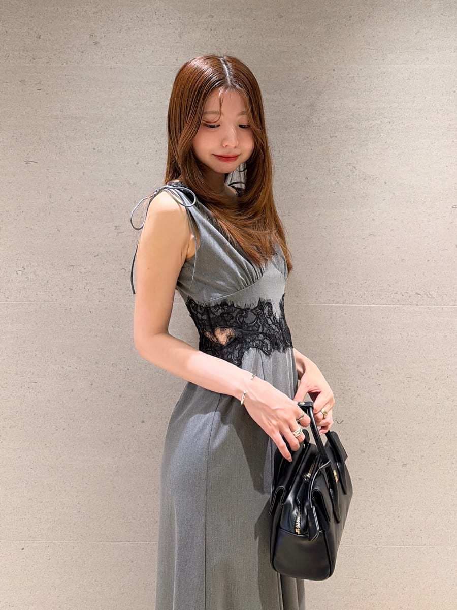 ブラック系のボストンバッグ、グレー系のワンピースを着用したレディースの夏コーディネートの4枚目の写真