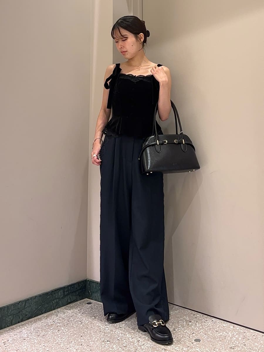 ブルー系のテーラードジャケット、ブルー系のその他パンツ、ブラック系のその他トップスを着用したレディースの夏コーディネートの3枚目の写真