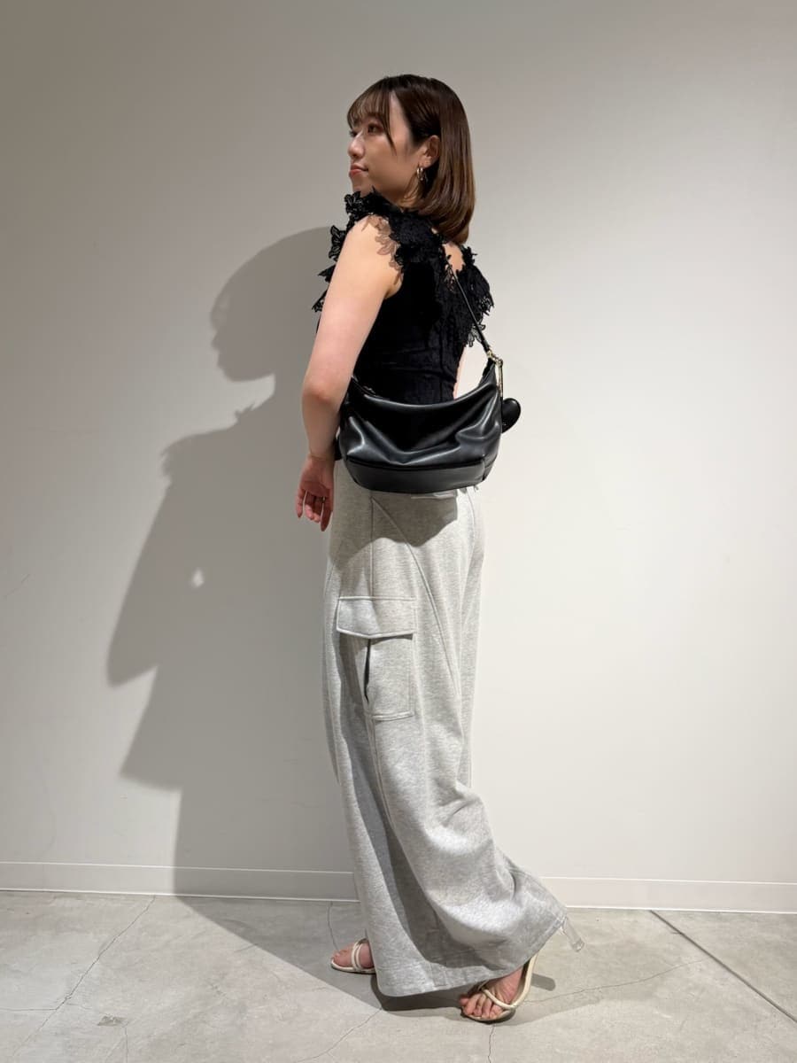 ホワイト系のサンダル、グレー系のその他パンツ、ブラック系のTシャツ/カットソーを着用したレディースの夏コーディネートの3枚目の写真