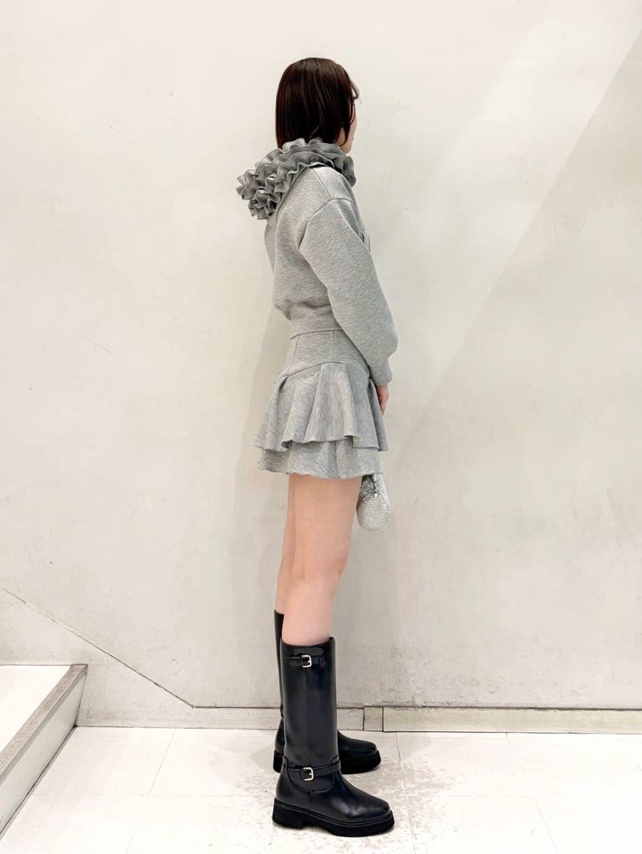 ブラック系のブーツ、グレー系のパーカー、グレー系のその他パンツを着用したレディースの冬コーディネートの4枚目の写真