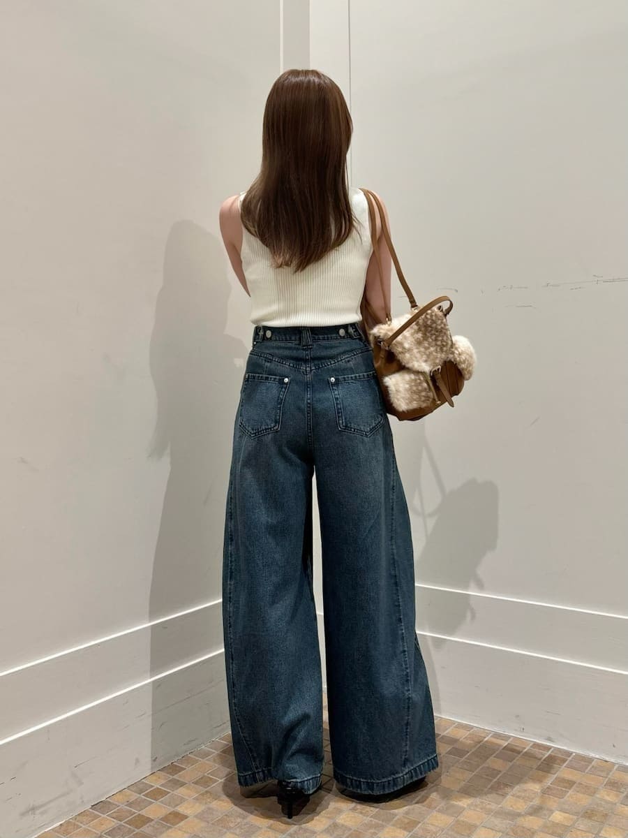 ブルー系のデニムパンツ、ホワイト系のニット/セーター、ブラック系のサンダルを着用したレディースの夏コーディネートの3枚目の写真