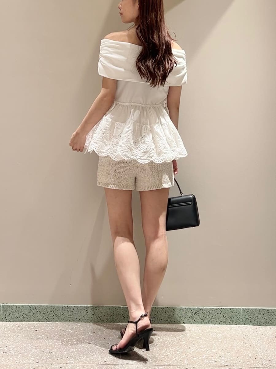 ホワイト系のTシャツ/カットソー、ホワイト系のその他パンツ、ブラック系のショルダーバッグを着用したレディースの夏コーディネートの2枚目の写真