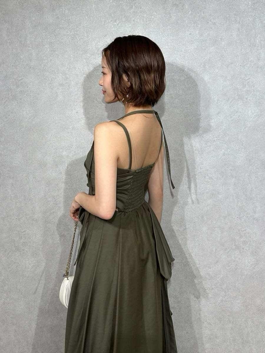 ブラウン系のブーツ、グリーン系のワンピース、ホワイト系のショルダーバッグを着用したレディースの春コーディネートの7枚目の写真