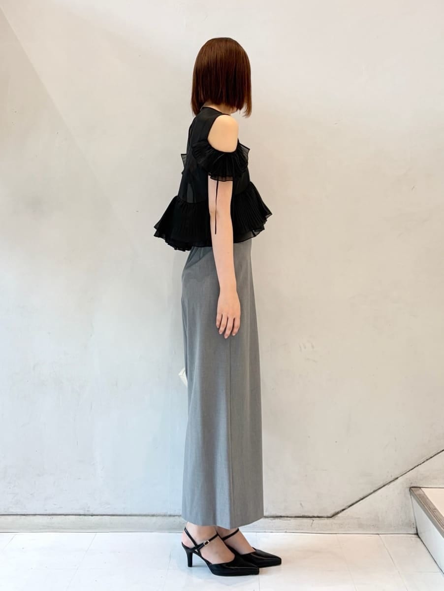 グレー系のつなぎ/オールインワン、ブラック系のパンプスを着用したレディースの夏コーディネートの4枚目の写真