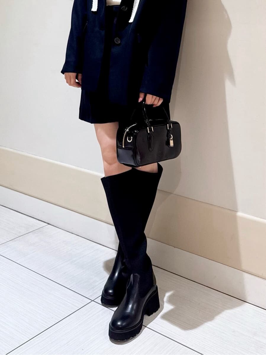 ブルー系のテーラードジャケット、ブルー系のその他パンツ、ホワイト系のニット/セーターを着用したレディースの秋コーディネートの5枚目の写真