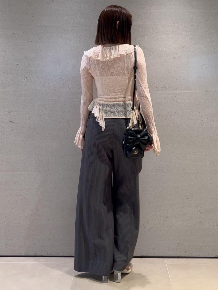 グレー系のその他パンツ、ホワイト系のTシャツ/カットソーを着用したレディースの春コーディネートの3枚目の写真