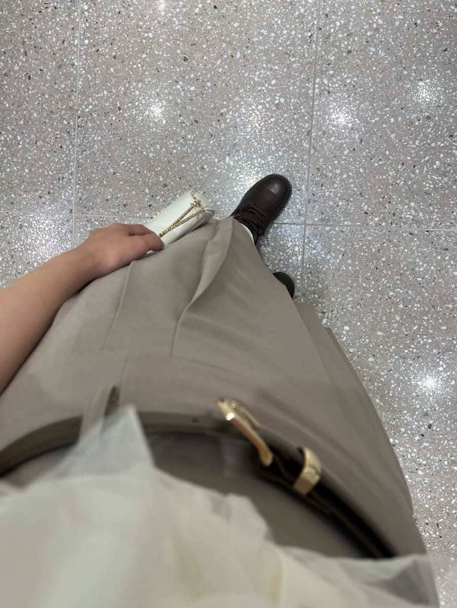 ホワイト系のショルダーバッグ、ホワイト系のニット/セーター、ブラウン系のブーツを着用したレディースの夏コーディネートの6枚目の写真