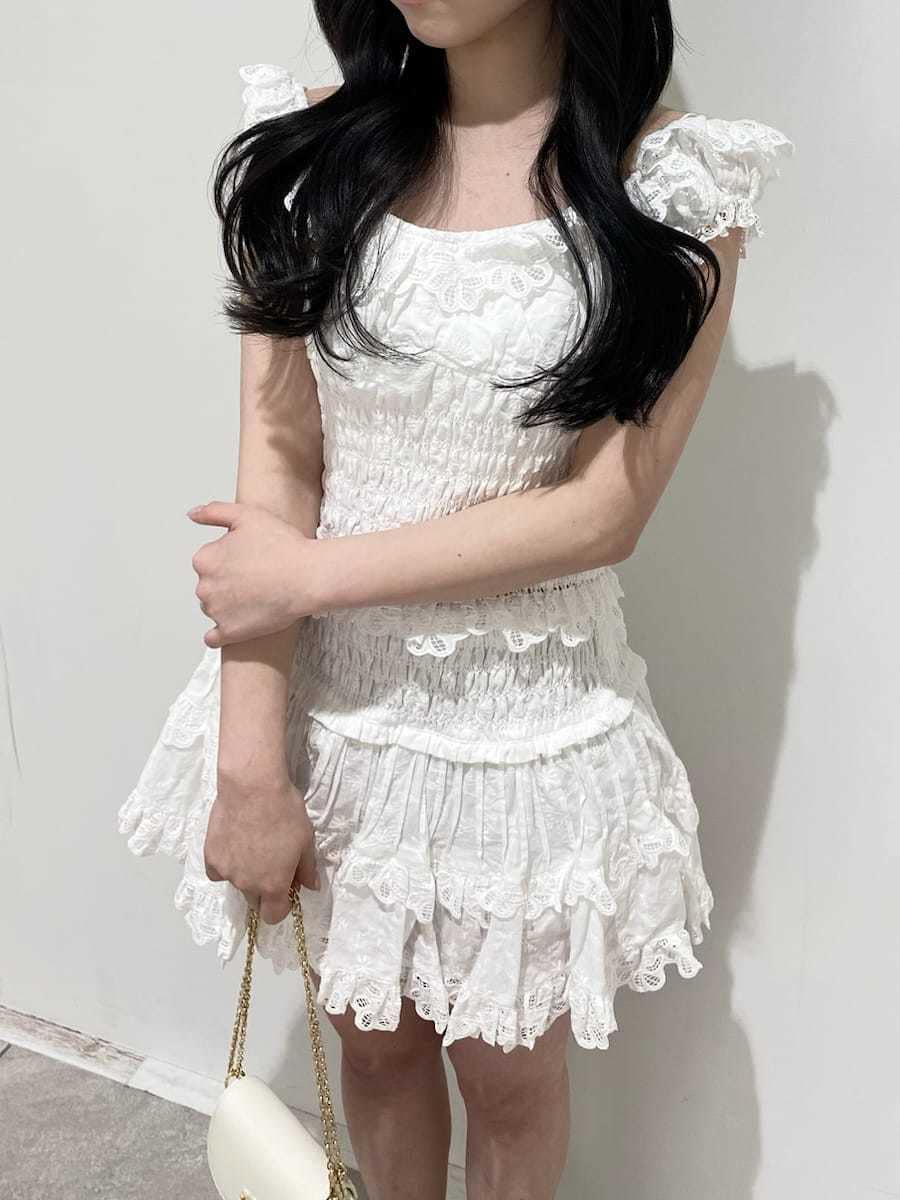 ホワイト系のその他パンツ、ホワイト系のシャツ/ブラウス、ホワイト系のショルダーバッグを着用したレディースの春コーディネートの4枚目の写真