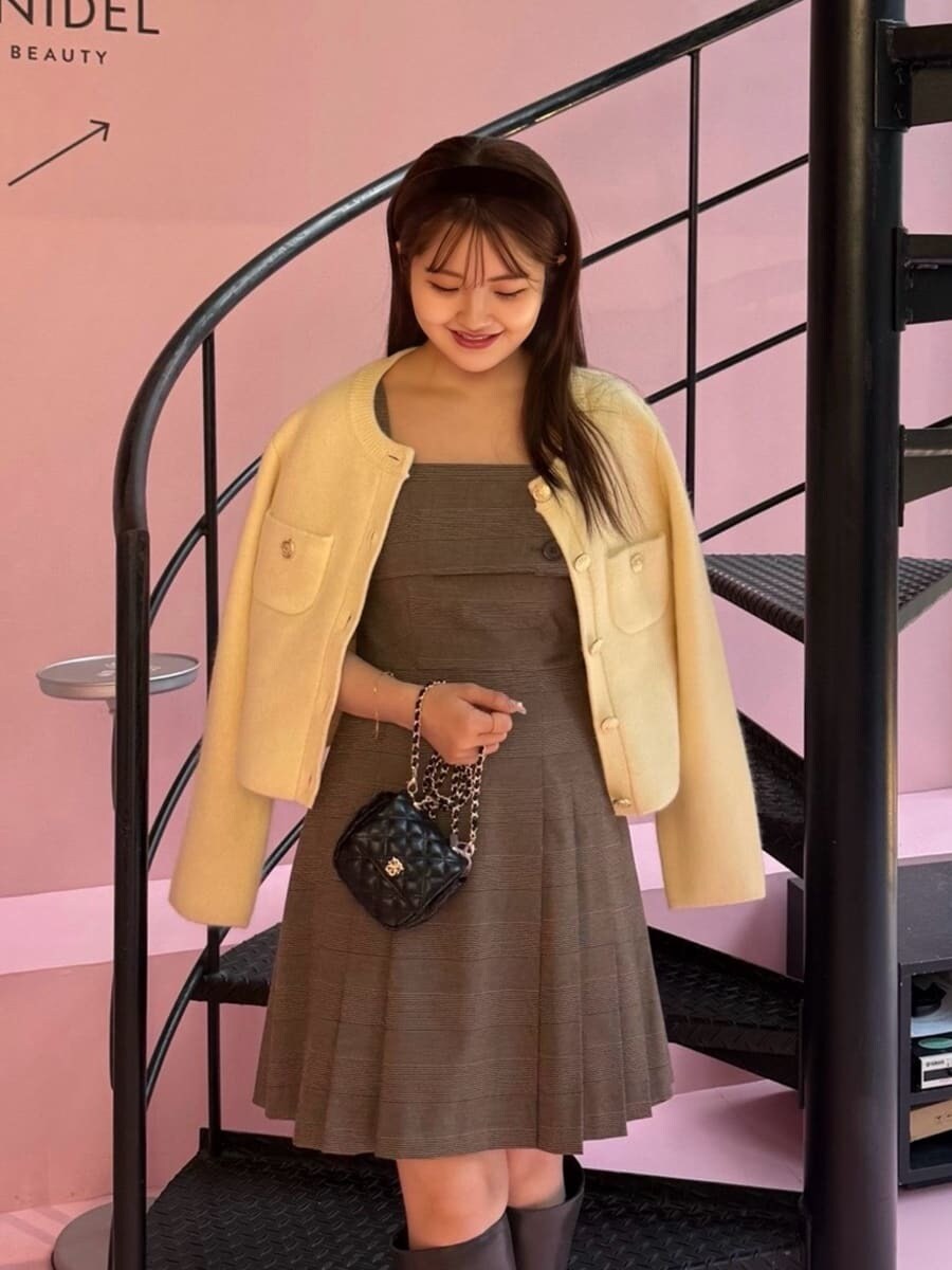 イエロー系のスカート、その他のワンピース、グレー系のブーツを着用したレディースの秋コーディネートの2枚目の写真