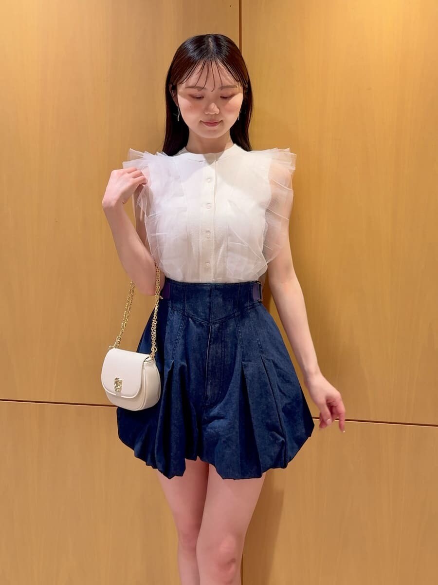 ブルー系のその他パンツ、ホワイト系のニット/セーター、ホワイト系のショルダーバッグを着用したレディースの春コーディネートの4枚目の写真
