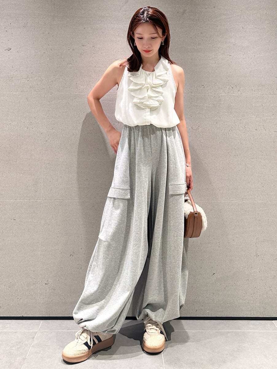 ホワイト系のシャツ/ブラウス、グレー系のその他パンツ、イエロー系のハンドバッグを着用したレディースの夏コーディネートの5枚目の写真