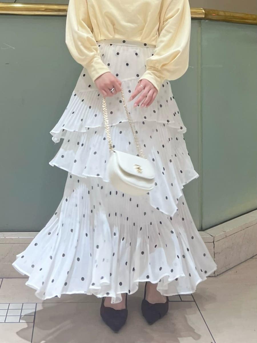 その他のスカート、イエロー系のスウェット、ブラウン系のパンプスを着用したレディースの春コーディネートの5枚目の写真