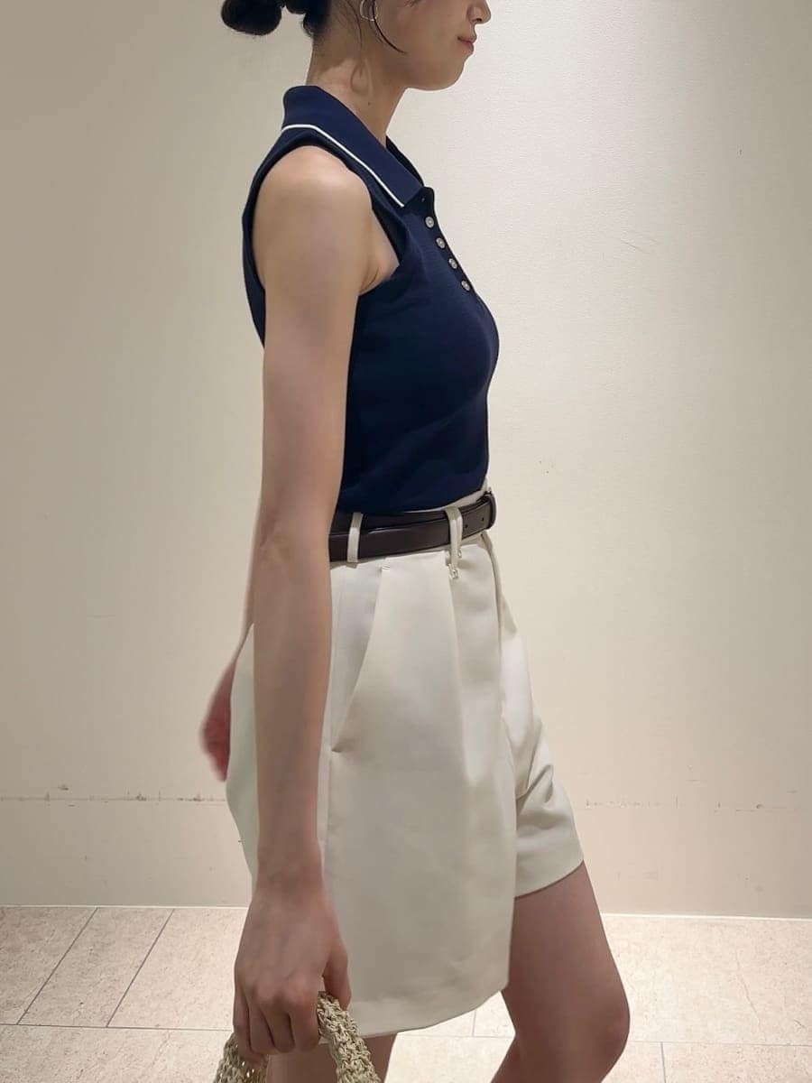 ホワイト系のその他パンツ、ブルー系のTシャツ/カットソー、ベージュ系のサンダルを着用したレディースの夏コーディネートの6枚目の写真