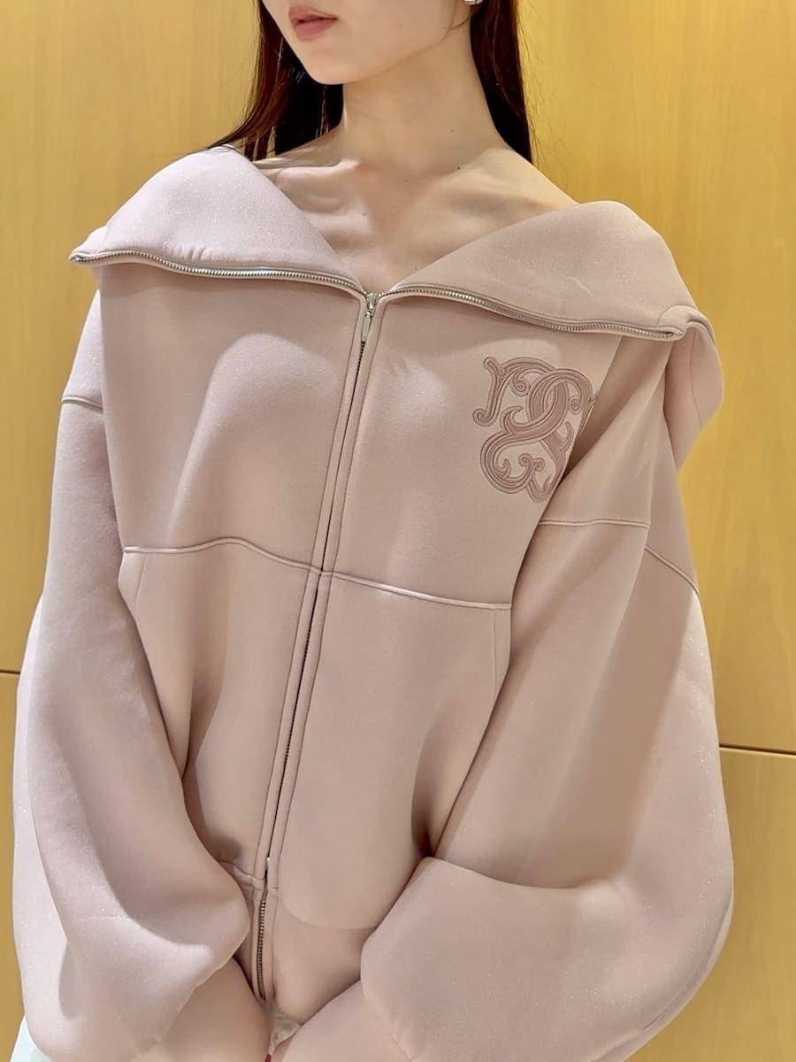 ホワイト系のその他パンツ、ブラウン系のハンドバッグ、ブラウン系のローファーを着用したレディースの春コーディネートの7枚目の写真