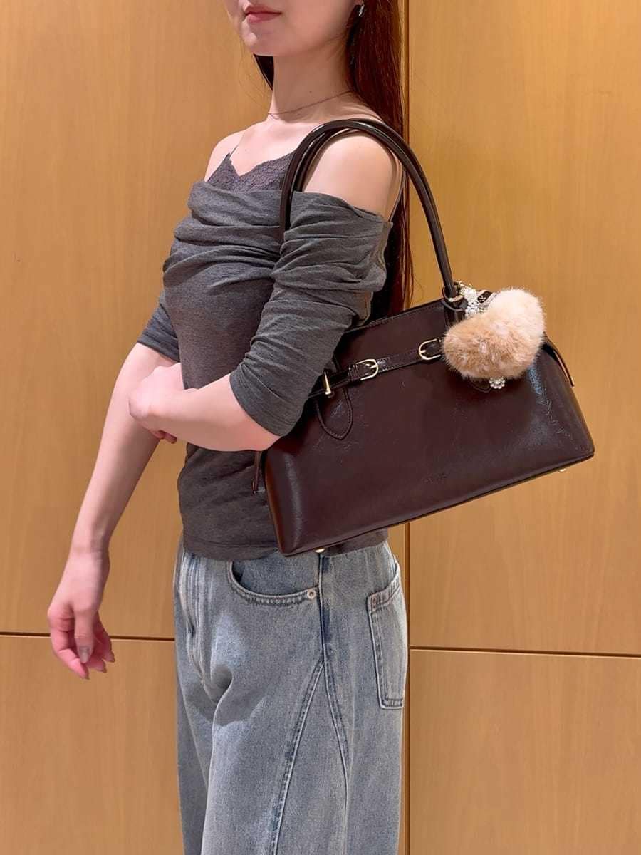 ブルー系のデニムパンツ、グレー系のキャミソール、その他のサンダルを着用したレディースの夏コーディネートの6枚目の写真