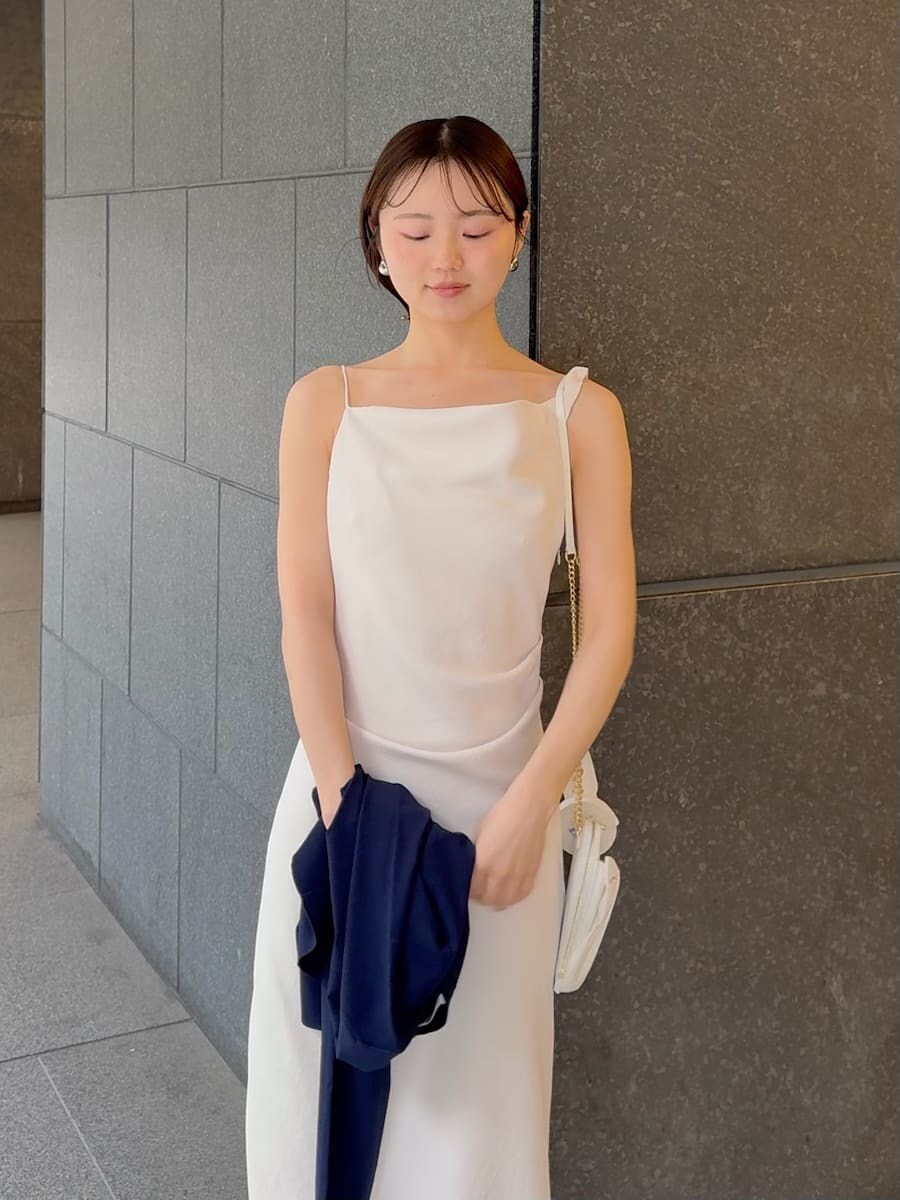 ホワイト系のワンピース、ブルー系のカーディガン/ボレロ、ブラウン系のパンプスを着用したレディースの春コーディネートの6枚目の写真