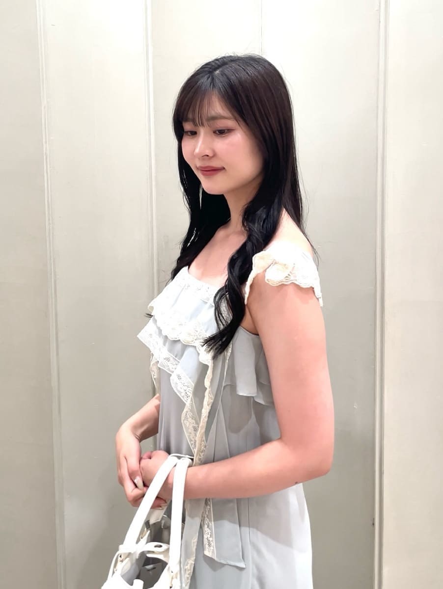 ブルー系のワンピース、その他のサンダル、ホワイト系のハンドバッグを着用したレディースの夏コーディネートの8枚目の写真