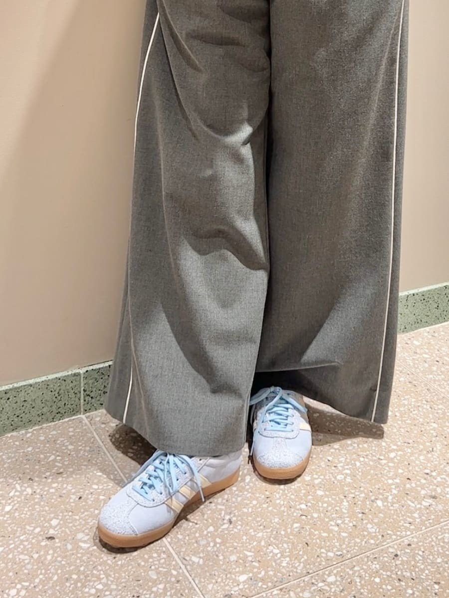 ブルー系のニット/セーター、グレー系のその他パンツ、ホワイト系のショルダーバッグを着用したレディースの秋コーディネートの6枚目の写真