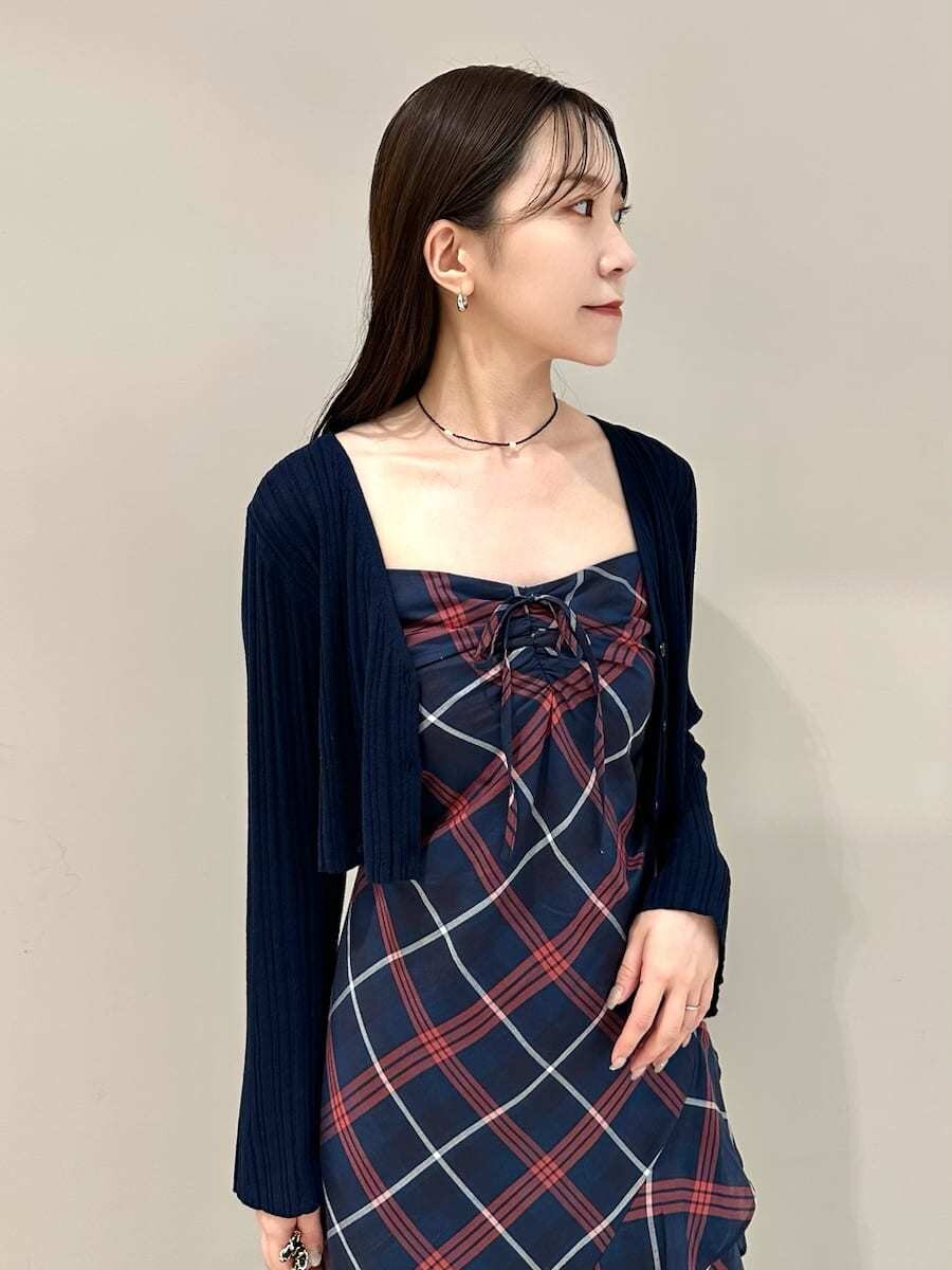 ブルー系のワンピース、ブルー系のカーディガン/ボレロ、ブラック系のブーツを着用したレディースの夏コーディネートの4枚目の写真