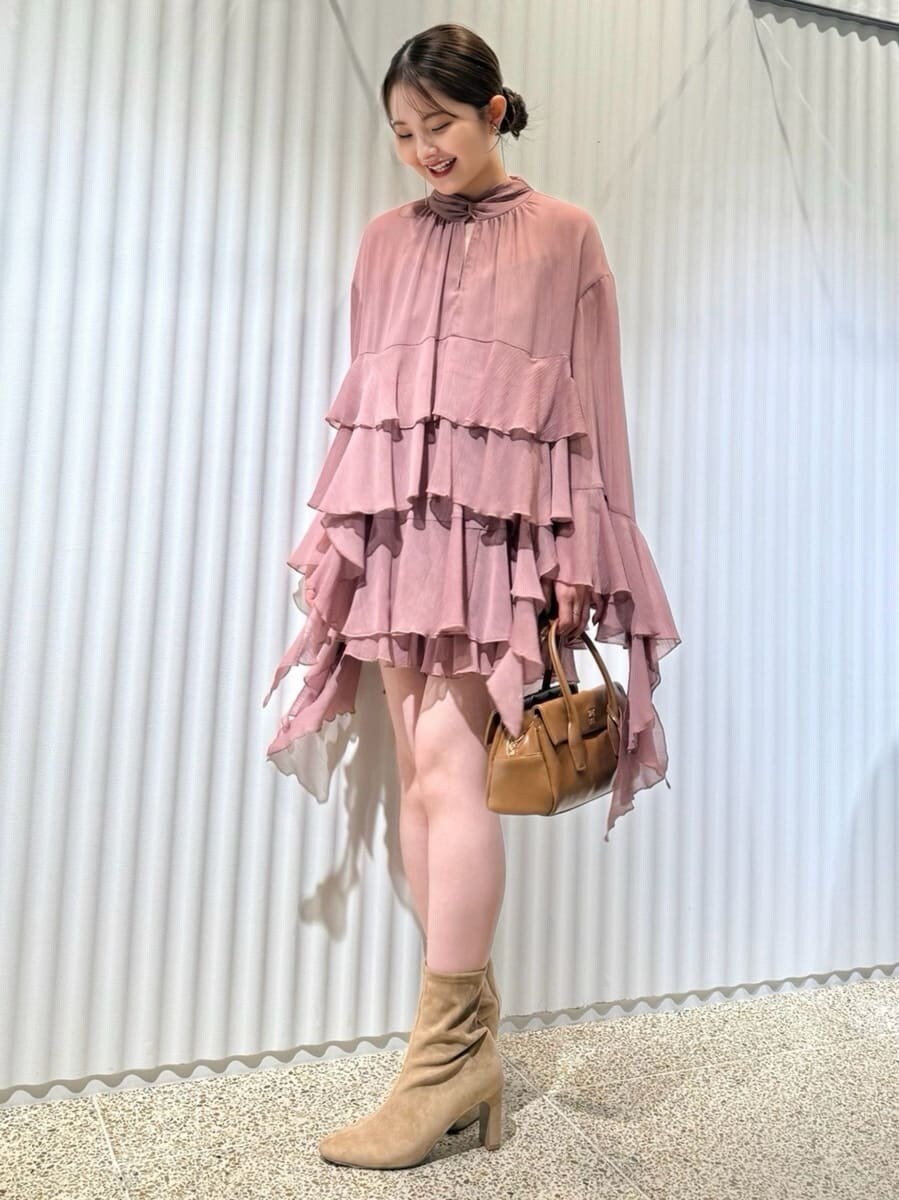 レッド系のシャツ/ブラウス、レッド系のその他パンツ、ベージュ系のブーツを着用したレディースの秋コーディネートの5枚目の写真