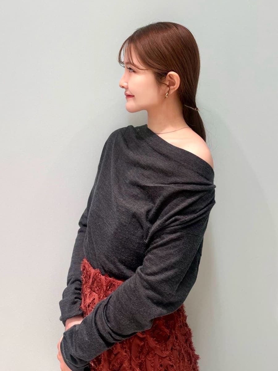 レッド系のブーツ、グレー系のチェスターコート、レッド系のスカートを着用したレディースの冬コーディネートの10枚目の写真