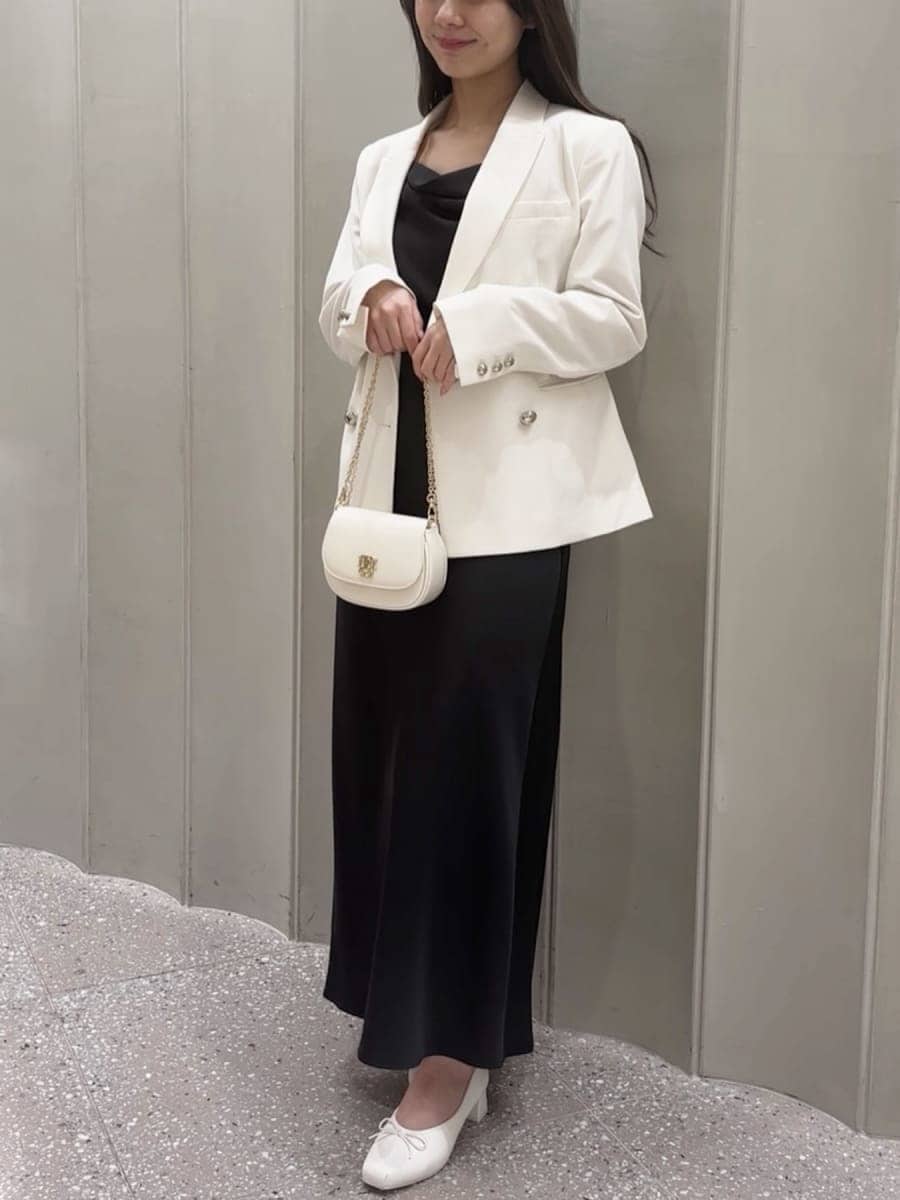 ホワイト系のテーラードジャケット、ブラック系のワンピース、ホワイト系のショルダーバッグを着用したレディースの春コーディネートの2枚目の写真