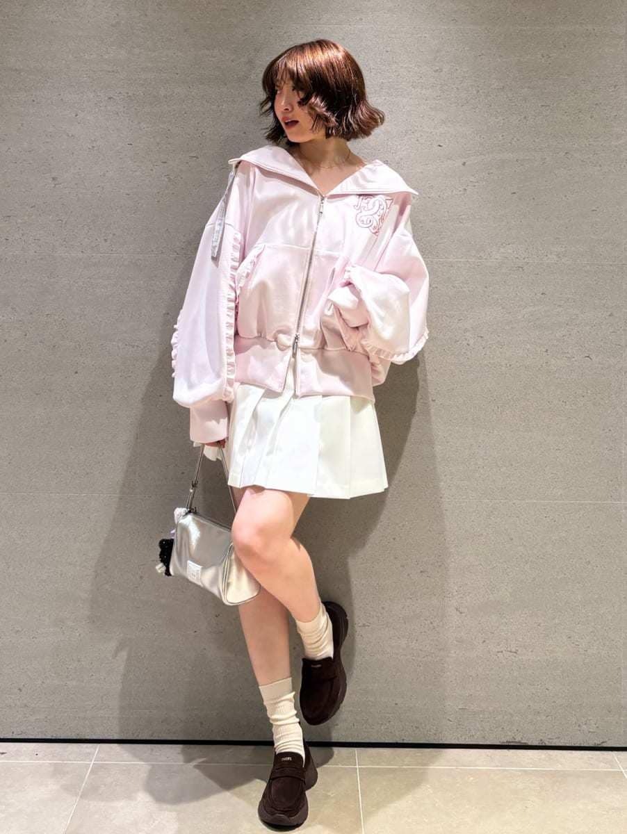 ホワイト系のその他パンツを着用したレディースの夏コーディネートの2枚目の写真