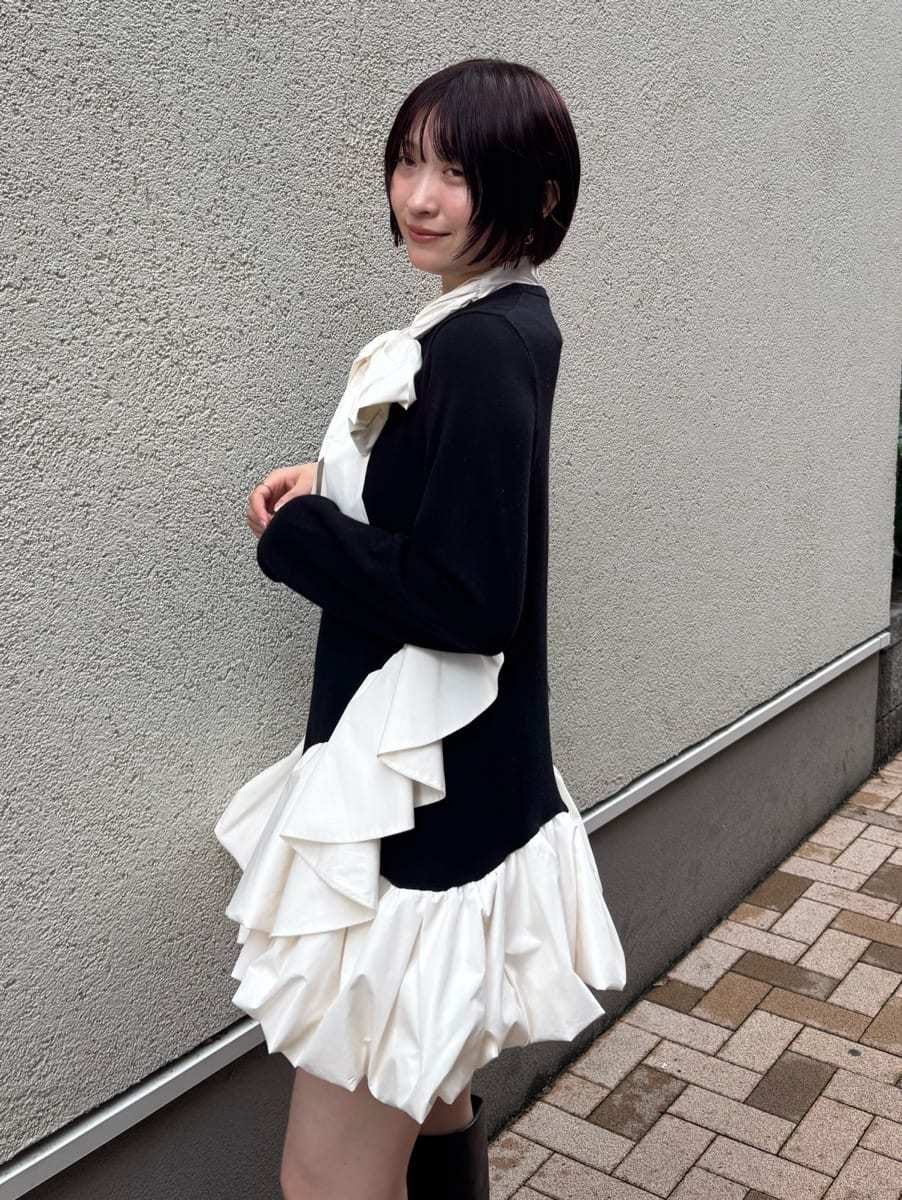 ブラック系のワンピース、ブラック系のブーツ、その他のショルダーバッグを着用したレディースの秋コーディネートの5枚目の写真