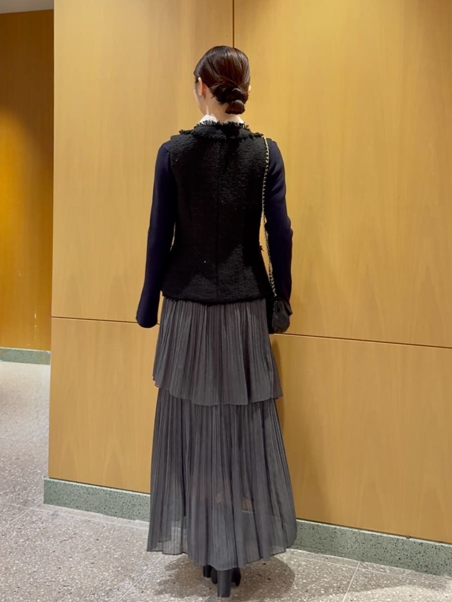 ブラック系のその他アウター、ブルー系のニット/セーター、その他のスカートを着用したレディースの秋コーディネートの3枚目の写真